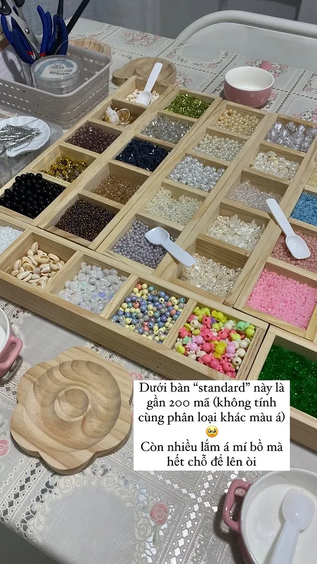 Standard bead trays with wooden spoons